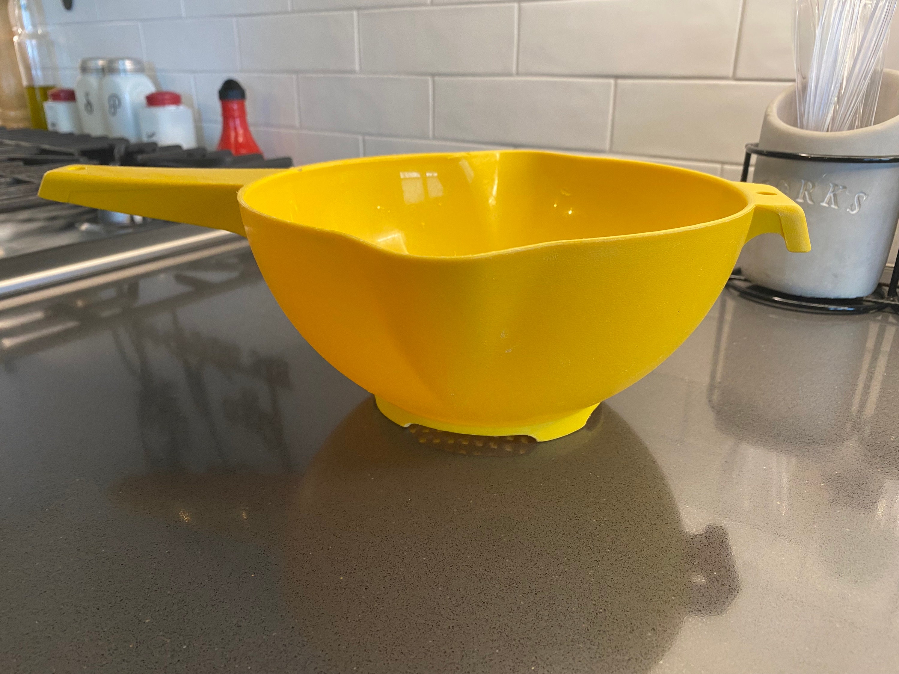 Tupperware 2 Quart Yellow Strainer w/Handle, Tupperware #1523 Large Yellow Colander