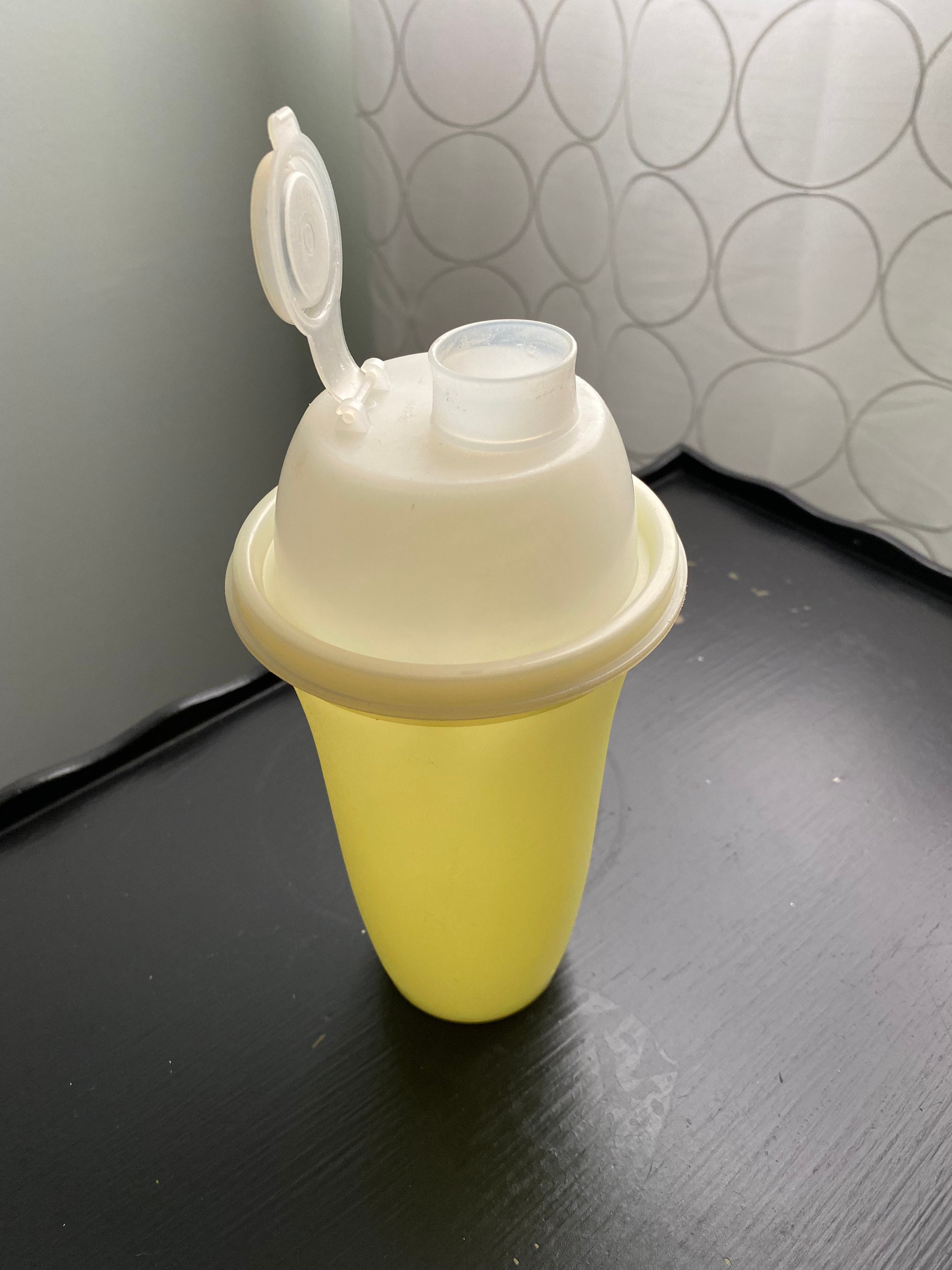 ❤️The Tupperware Quick Shake Container: A Classic Tupperware