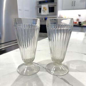 Paar von 2 altmodischen, hohen Fuß-Eiscreme-Soda, Eisbecher, Milchshake-Gläsern, Vintage Brunnen