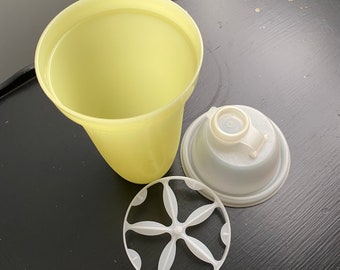 Quick Shake Vintage Tupperware Gravy Blender Mixer Shaker 2 Cup Yellow  Sheer Lid