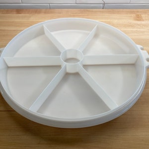 Taca Tupperware &#39;Party Susan&#39; nr 405 z zamknięciem, Tupperware Sheer White