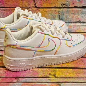 Nike Air Force 1 personalizzate, Nike dipinte, scarpe personalizzate su misura, scarpe arcobaleno, scarpe da ginnastica arcobaleno dipinte a mano