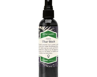 Pode incluir: Um frasco de spray preto com uma tampa preta. O rótulo diz "ASTRO MAGIC VENUS That Bitch". O rótulo tem uma borda verde e branca com texto descrevendo o propósito do produto. A garrafa está em um fundo branco.