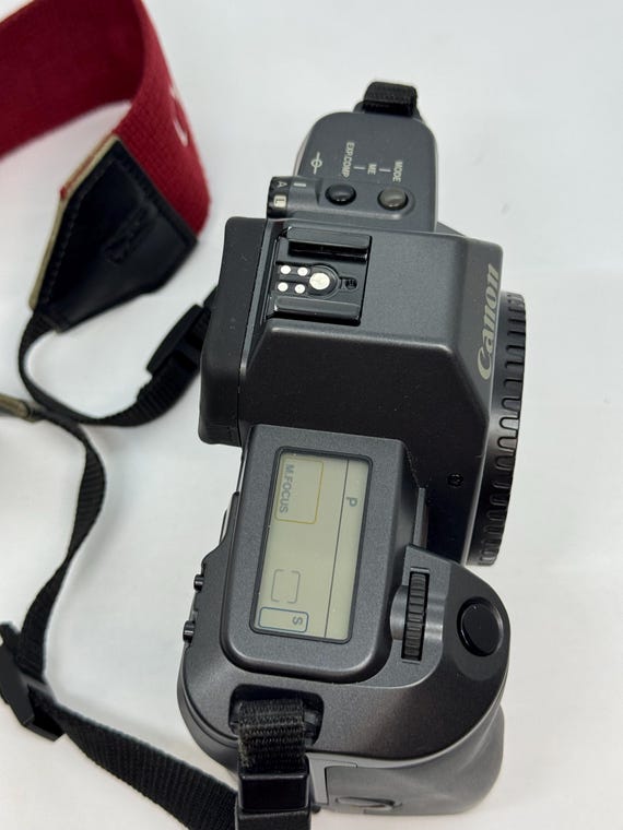 Canon EOS630 35 mm フィルム カメラ本体のみ。新品同様で完璧に動作し