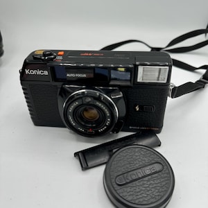 Konica C35 MF autofocus 35mm compact 35mm film camera excellent condition with rare lens cover. Professionally serviced 90 day warranty.