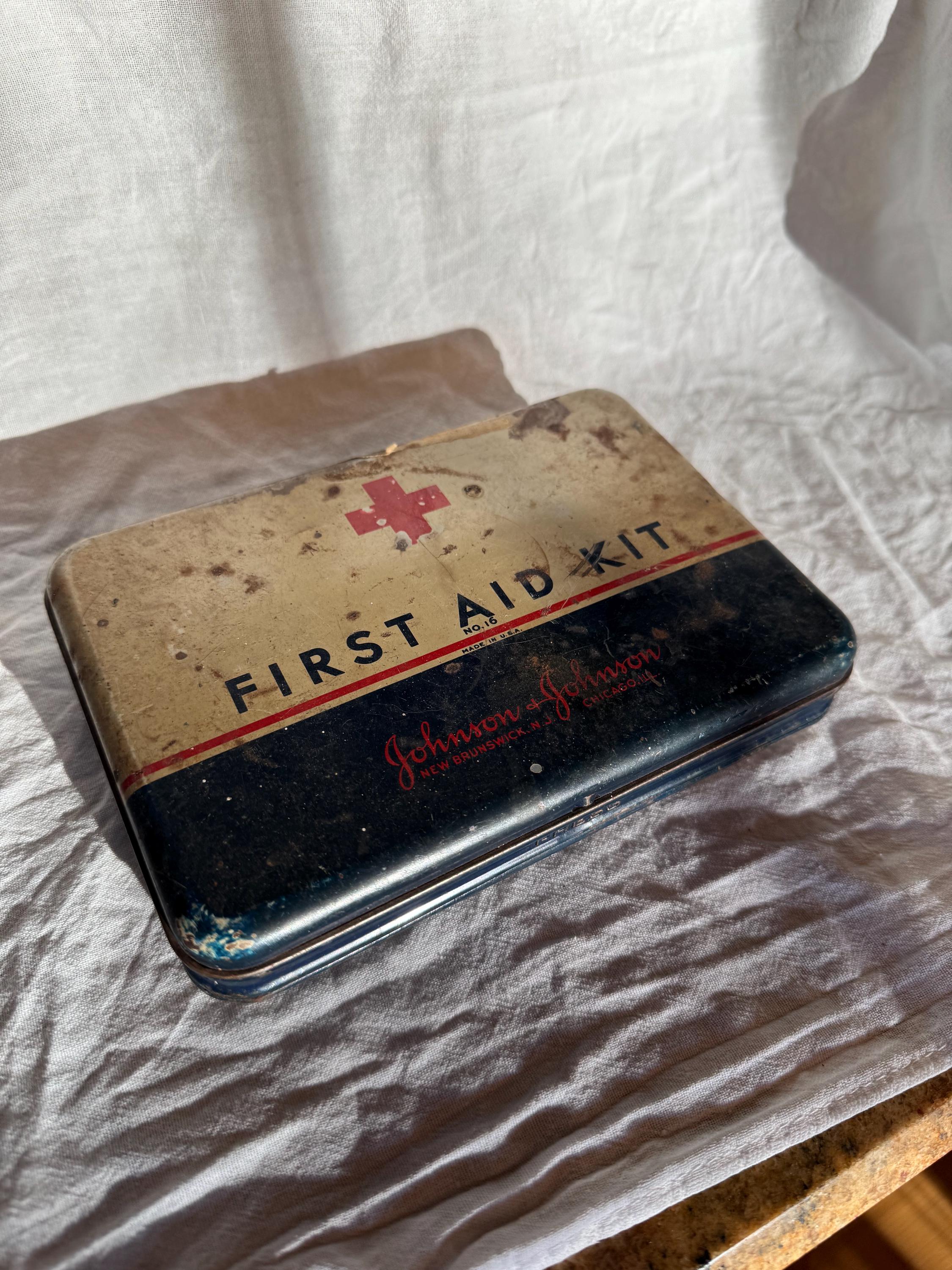 Vintage johnson and johnson first aid kit - Etsy 日本
