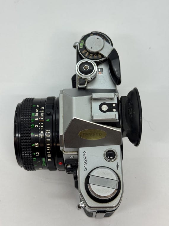 Canon AE-1 35 mm フィルム カメラ、50 mm f/1.8 レンズ付き、優れた