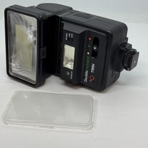 Könnte beinhalten: Schwarzes Kamera-Blitzgerät mit rechteckigem Licht und einem transparenten Kunststoffdiffusor. Der Blitz trägt den Text "Starblitz 3600BTZ Twin" und verschiedene Steuerungseinstellungen.
