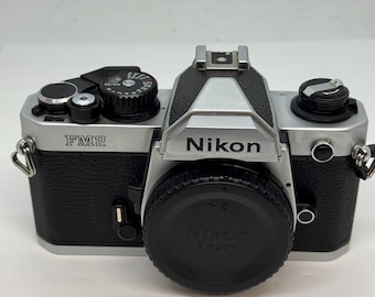 Magnífica cámara Nikon FM2N de 35 mm (solo el cuerpo, sin objetivo) en excelente estado, revisada profesionalmente y con 90 días de garantía.