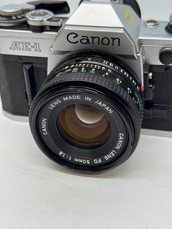 Canon AE-1 35 mm フィルム カメラ、50 mm f/1.8 レンズ付き、優れた