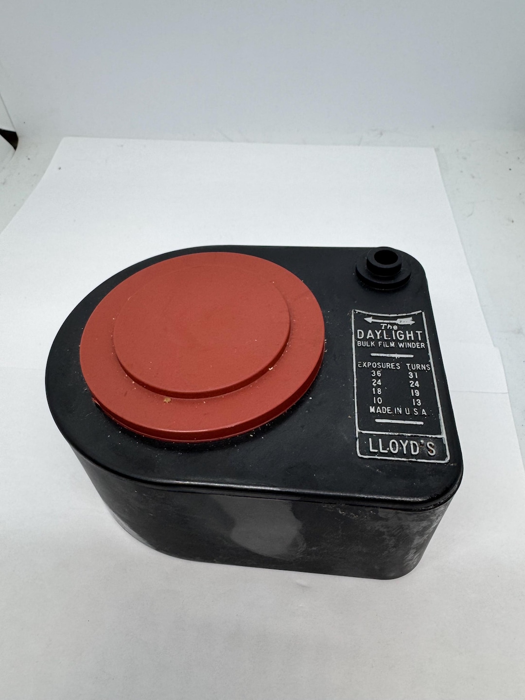 ロイドの 35 mm バルクフィルムローダーに、ほぼ満杯の白黒フィルムが