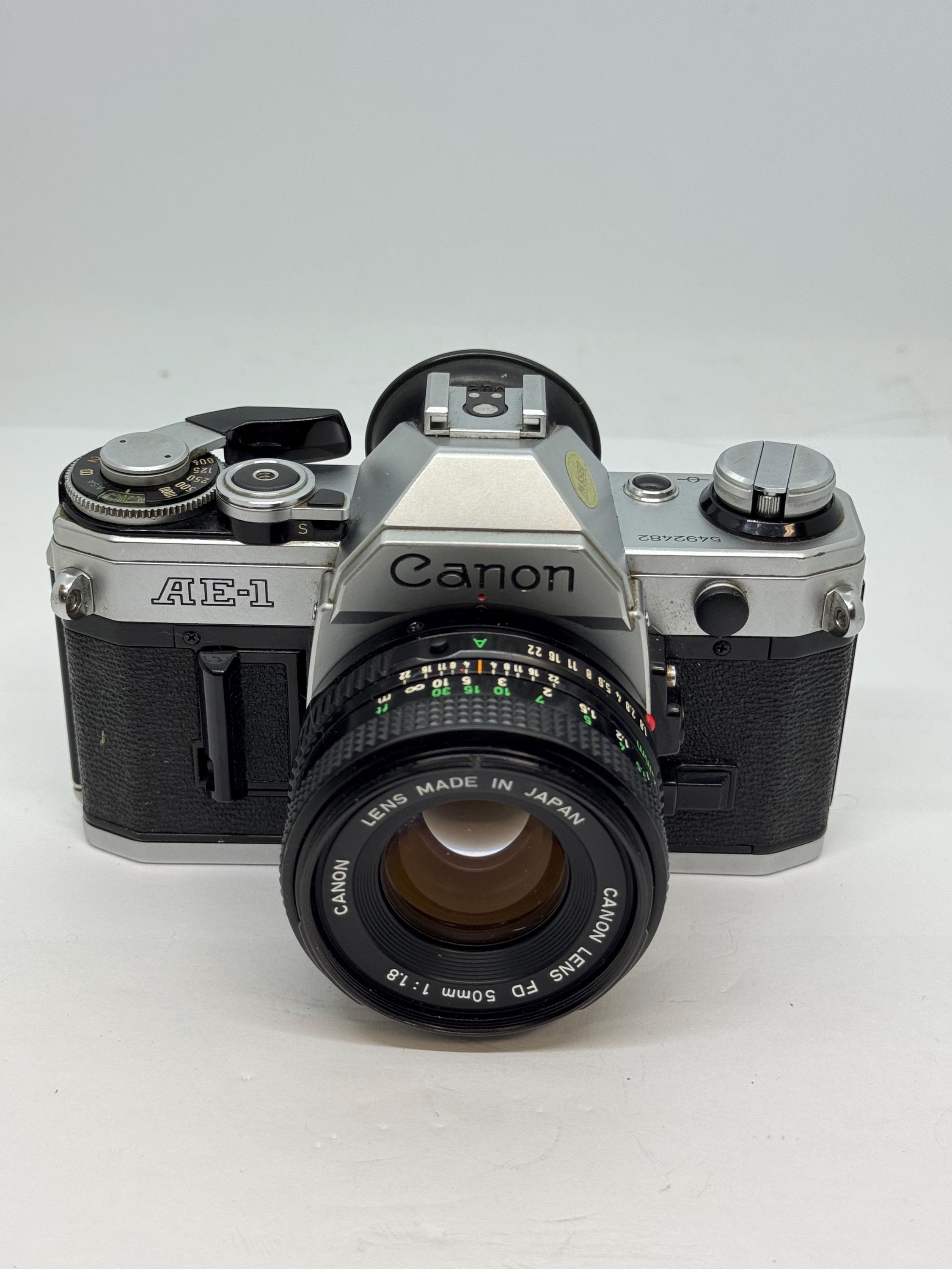 Canon AE-1 35 mm フィルム カメラ、50 mm f/1.8 レンズ付き、優れた