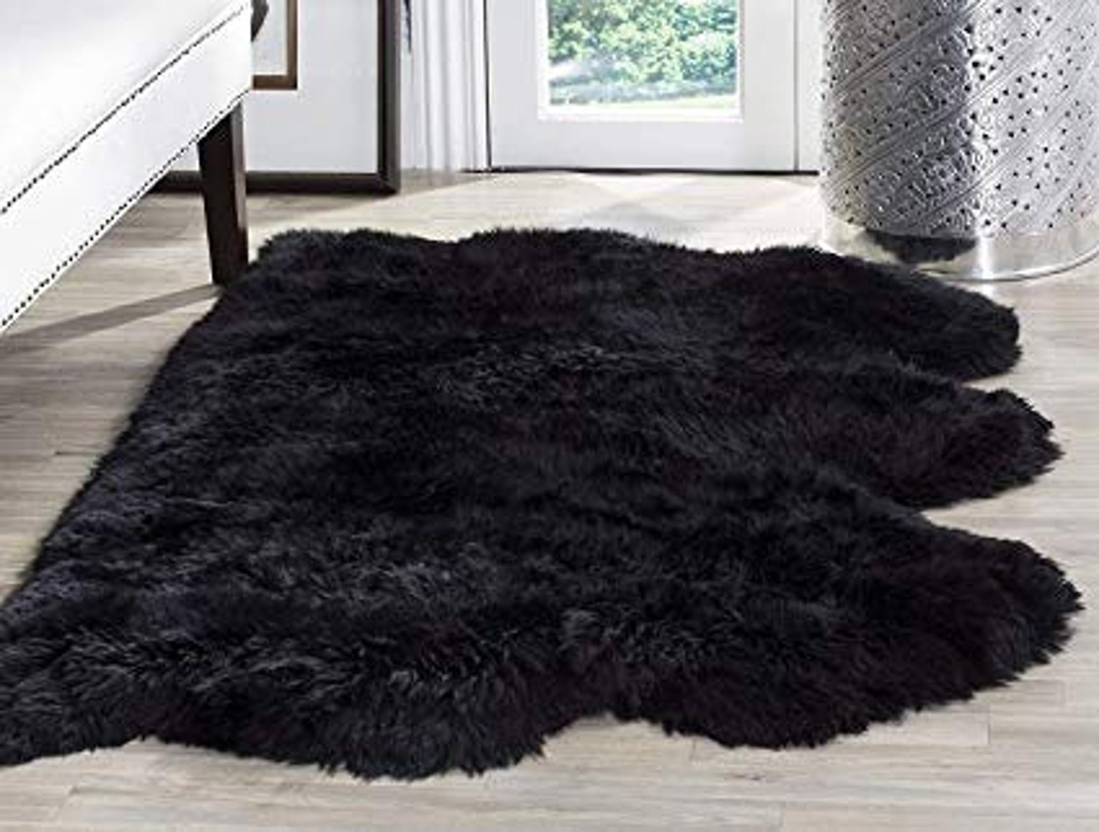 Коврики из овчины. Коврик прикроватный пушистый. Меховой ковер. Черный ковер. Ковер из овечьей шерсти.