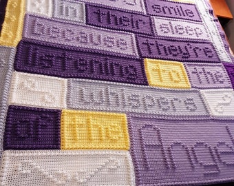 Puede incluir: Una manta de bebé de crochet de color morado, blanco y amarillo con el texto "Babies smile in their sleep because they're listening to the" en ella.