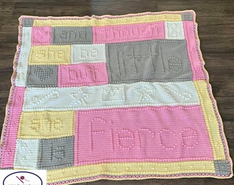 Puede incluir: Una manta de bebé de ganchillo con un diseño de patchwork en rosa, amarillo, blanco y gris. La manta presenta las palabras "And Then There Were Three" en un punto texturizado.