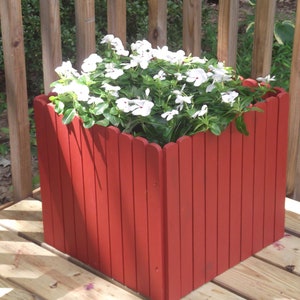 Planter Recycled Wood   15&quot; Rounded Top Picket