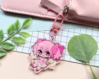 Charm Madoka en acrylique 5 cm - Finition époxy pailletée