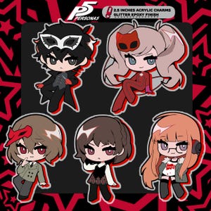 Peut inclure: Ensemble de cinq breloques acryliques de 6,35 cm avec une finition époxy pailletée. Chaque breloque représente un personnage de Persona 5, avec des tenues et des masques distinctifs. Le fond est noir avec un motif d'étoiles rouges.