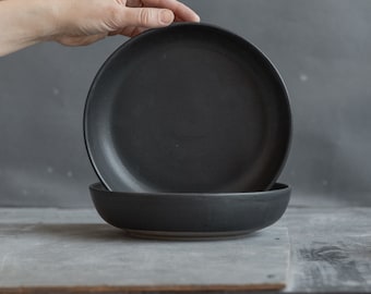 EN STOCK Ensemble de 2 bols à pâtes pour tous les jours au design minimal en couleur noire sur argile grise, grès, céramique faite à la main, cadeau de pendaison de crémaillère