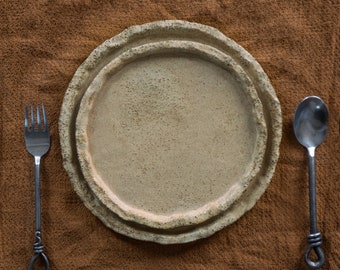 ENSEMBLE de DEUX ASSIETTES plates pour tous les jours au design wabi-sabi, couleur beige chaude, céramique faite à la main, grès