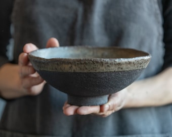 per ORDINARE CIOTOLA RAMEN in verdastro scuro in stile wabi-sabi per tutti i giorni in design minimale, gres, ceramica fatta a mano