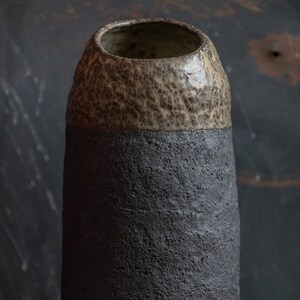 IN STOCK Vase matt black & green fireclay in minimal style, hand built, for light or dark interior, handmade ceramics, stoneware, waterproof image 3