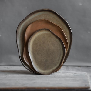 3er-Set Keramikteller – Grün und Braun, oval, ungleichmäßiges Steingut, S/M/L