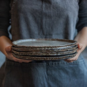 SET aus 2 GROßEN, mittelgroßen oder kleinen flachen TELLEN für alltägliche und feine Mahlzeiten in dunkler Schokolade und grau-schwarzer Farbe, handgefertigter Keramik, Steingut