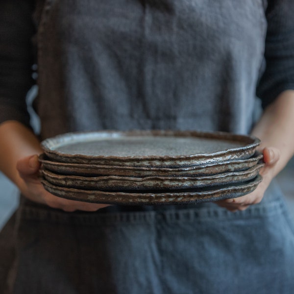 ENSEMBLE de 2 GRANDES, moyennes ou petites ASSIETTES plates pour la cuisine quotidienne et raffinée de couleur chocolat noir et gris-noir, céramique faite à la main, grès