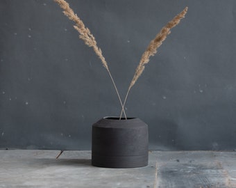 AUF LAGER Kurze Vase in mattem Schwarz im minimalistischen Stil, entworfen in dunklen, ruhigen Farben für alle Innenräume, handgefertigte Keramik, Steinzeug, wasserfest