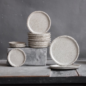 BESTELLEN SIE EIN SET aus 2 oder mehr flachen Tellern für jeden Tag im Wabi-Sabi-Design, dunkel in Weiß und Grau, handgefertigte Keramik, Steinzeug