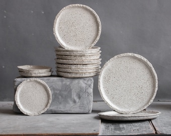 POUR COMMANDER un ENSEMBLE de 2 assiettes plates ou plus pour chaque jour au design wabi-sabi, foncé de couleur blanche et grise, céramique faite à la main, grès