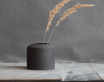 AUF LAGER Kurze Vase in mattem Schwarz im minimalistischen Stil, entworfen in dunklen, ruhigen Farben für alle Innenräume, handgefertigte Keramik, Steinzeug, wasserfest