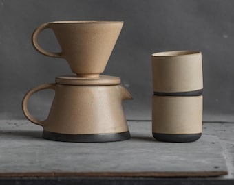 Auf Lager: Set bestehend aus Kaffeefilter, Kaffeekanne und zwei Bechern in Beige/Schwarz, Steinzeug, handgefertigte Keramik
