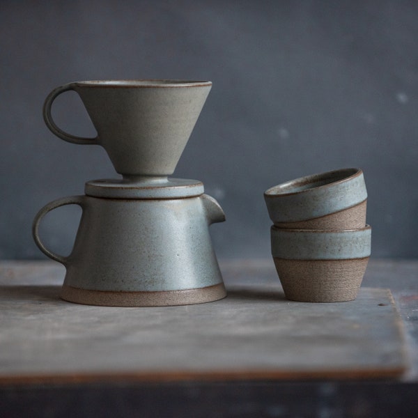 AUF BESTELLUNG Set aus Kaffeetropfer/Übergießer+Kaffeekanne/Kaffeekanne+zwei Becher in grau-blauer Farbe, Steinzeug, handgefertigte Keramik