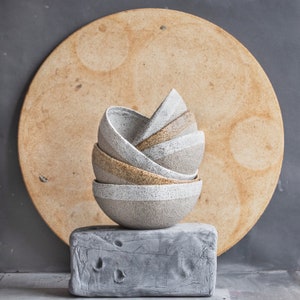 Plattbottnad 940 g och 190 g SERVERINGSSALADSSÅL, sidorättsskål, ramenskål i beige och vit wabi-sabi minimalistisk design stengods handgjord keramik