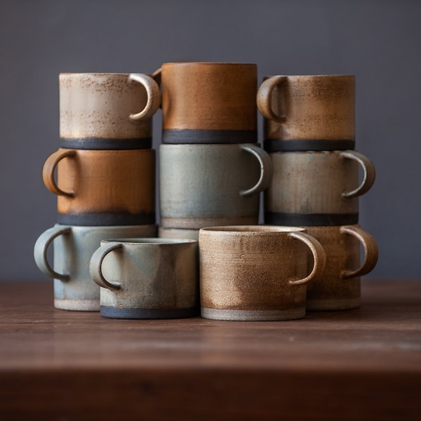 Set di DUE tazze o tazzine in gres da 450 ml (15 oz) per il rituale del caffè o del tè, dal design moderno e minimalista, in ceramica fatta a mano.