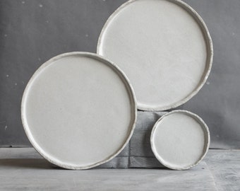 PARA PEDIR JUEGO de 2 x platos planos para todos los días en diseño wabi-sabi, color blanco leche, cerámica hecha a mano, gres