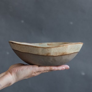 ręcznie robiona ceramiczna MISKA na sałatkę, granolę, zupę i płatki śniadaniowe w minimalistycznym, naturalnym, geometrycznym wzorze, kolor beżowy, ręcznie robiona kamionka