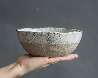 EN STOCK salade en grès céramique bol à fond plat en verdâtre foncé dans le style wabi-sabi au design minimal, grès, céramique faite à la main