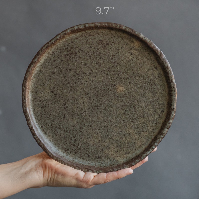 SET aus 2 GROßEN, mittelgroßen oder kleinen flachen TELLEN für alltägliche und feine Mahlzeiten in dunkler Schokolade und grau-schwarzer Farbe, handgefertigter Keramik, Steingut Bild 6