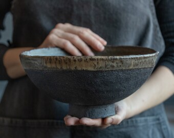 en STOCK gran jarrón FRUIT BOWL de cerámica en color verdoso oscuro en estilo wabi-sabi para todos los días en diseño minimalista, gres, cerámica hecha a mano