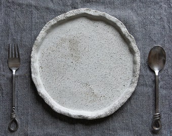 POUR COMMANDER ENSEMBLE de 2 x assiettes plates pour tous les jours au design wabi sabi, couleur blanche, céramique faite à la main, grès