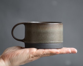 SET IN STOCK di 2 tazze per ogni rituale mattutino del caffè/tè dal design minimale, ceramica fatta a mano in gres, verdastro su nero