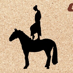 Pode incluir: Silhueta de uma pessoa a cavalo. A pessoa está em pé nas costas do cavalo, com as pernas dobradas nos joelhos. O cavalo está virado para a direita, com a cabeça ligeiramente virada para a esquerda. O fundo é de cor castanho claro.