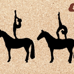 Op de afbeelding: Silhouet van twee mensen die een gymnastiekroutine op een paard uitvoeren. De mensen zijn in de lucht, terwijl ze een handstand en een rugbuiging uitvoeren. De paarden staan stil, met hun hoofd naar voren gericht.