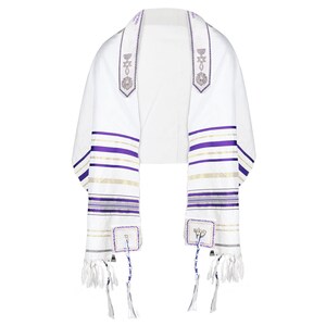 K&ouml;nnte beinhalten: Wei&szlig;er Tallit mit violetten und goldenen Streifen, bestickt mit einem Davidstern und einem Menora. Der Tallit hat Fransen an den unteren Ecken.