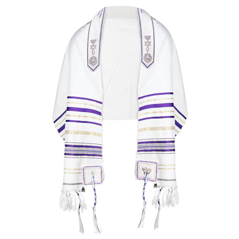 K&ouml;nnte beinhalten: Wei&szlig;er Tallit mit violetten und goldenen Streifen, bestickt mit einem Davidstern und einem Menora. Der Tallit hat Fransen an den unteren Ecken.