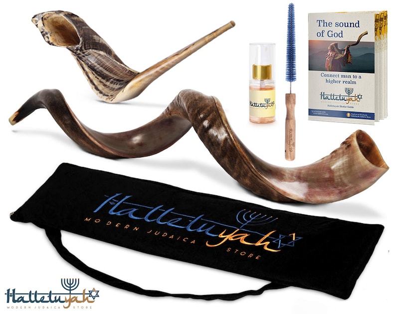 Op de afbeelding: Twee bruine sjofars, een zwarte fluwelen draagtas, een klein flesje olie en een blauwe reinigingsborstel met een houten handvat. De sjofars zijn traditionele Joodse ceremoni&euml;le trompetten gemaakt van ramhoorns. De tekst op het boek luidt: "Het geluid van God. Verbind de mens met een hoger rijk. Halleluyah".