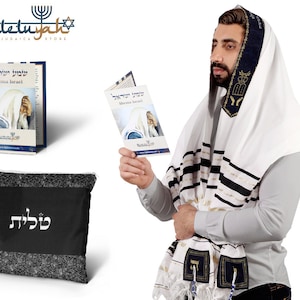 Könnte beinhalten: Ein weißer Tallit-Gebetschal mit schwarzen und goldenen Streifen, einem blauen und goldenen Saum und einer kleinen Tasche mit dem hebräischen Wort "Tefillin" darauf. Der Tallit wird von einer Person gehalten, die ein weißes Hemd und eine schwarze Hose trägt. Die Person trägt auch eine weiße Kippa mit einem blauen und goldenen Saum.